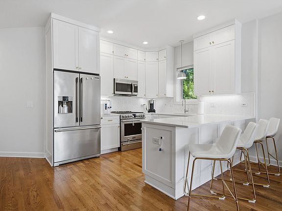 3rd image of 1109 W Cornelia Ave #1W