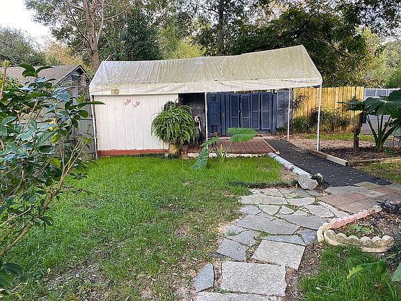 Shed with deck and overhang