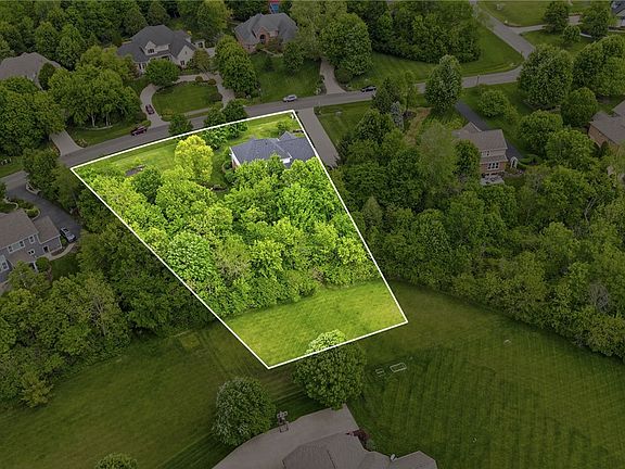 5th image of 8165 Old Woods Ct