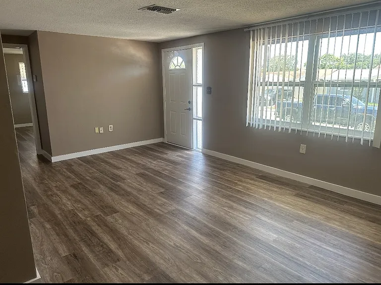 1025 Classic Dr — Photo 2
