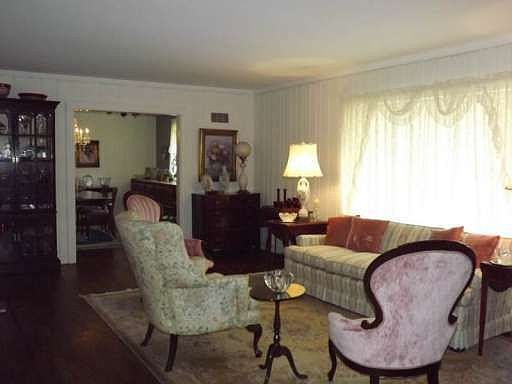 5th image of 414 E Belmont Dr