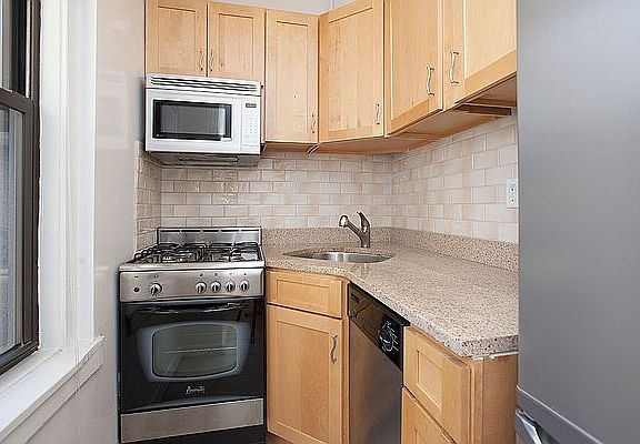 5th image of 31 E 12th St APT 10F