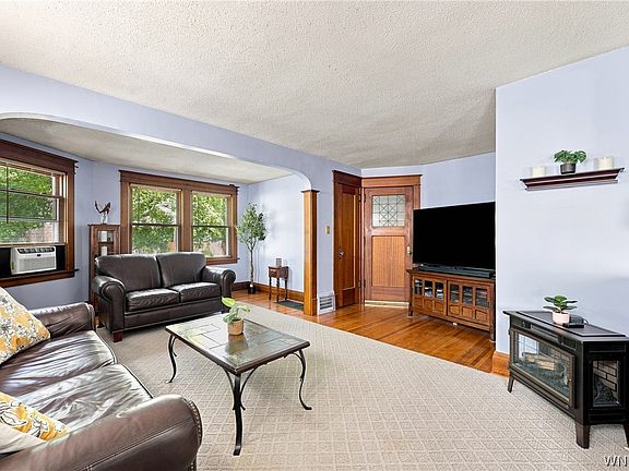 4th image of 106 Shepard Ave