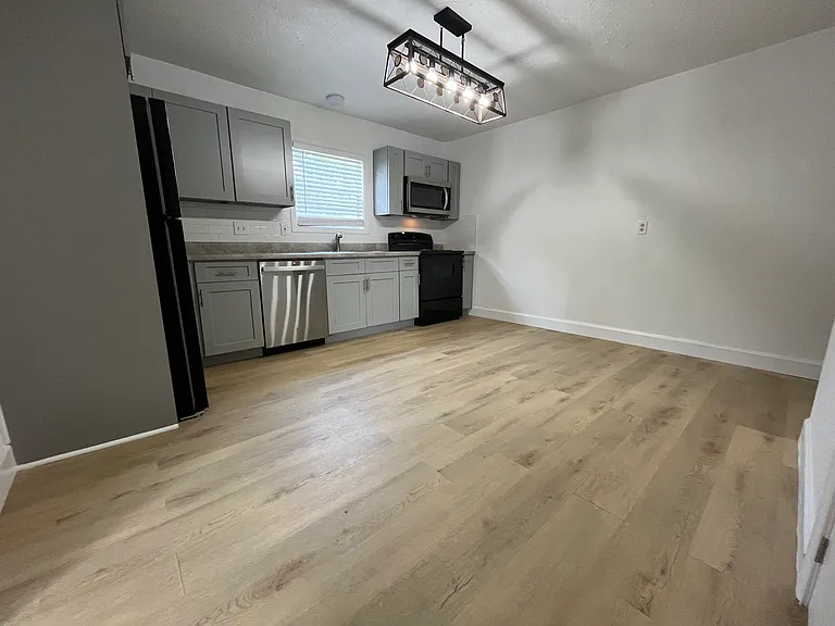 Crestwood Apartments — Photo 3