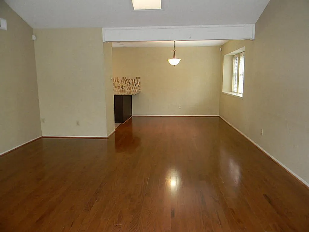 3 bed, 2.0 bath, 1635 sqft, $2,250 — Photo 4