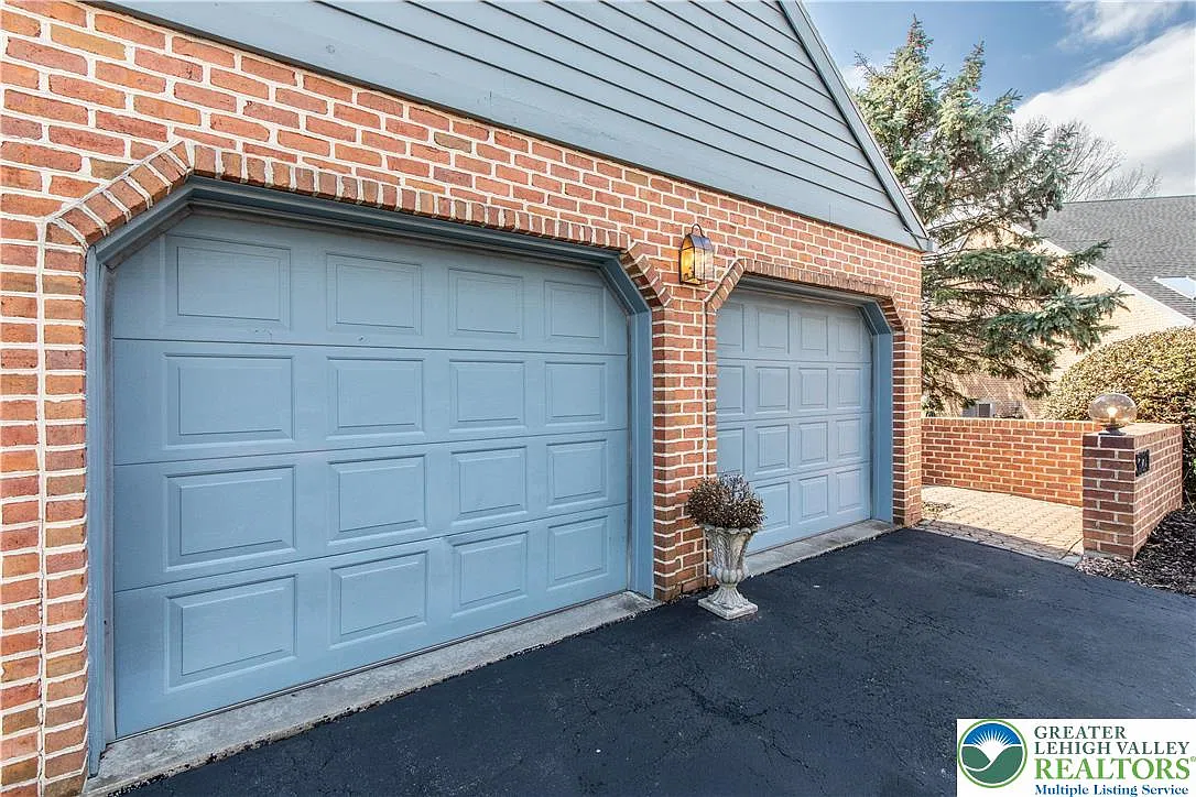 3 bed, 2.5 bath, 2408 sqft, $3,200 — Photo 3