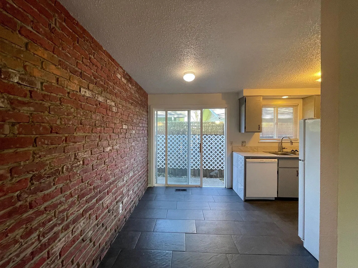 Nice 2 Bedroom 1 Bathroom Duplex — Photo 3