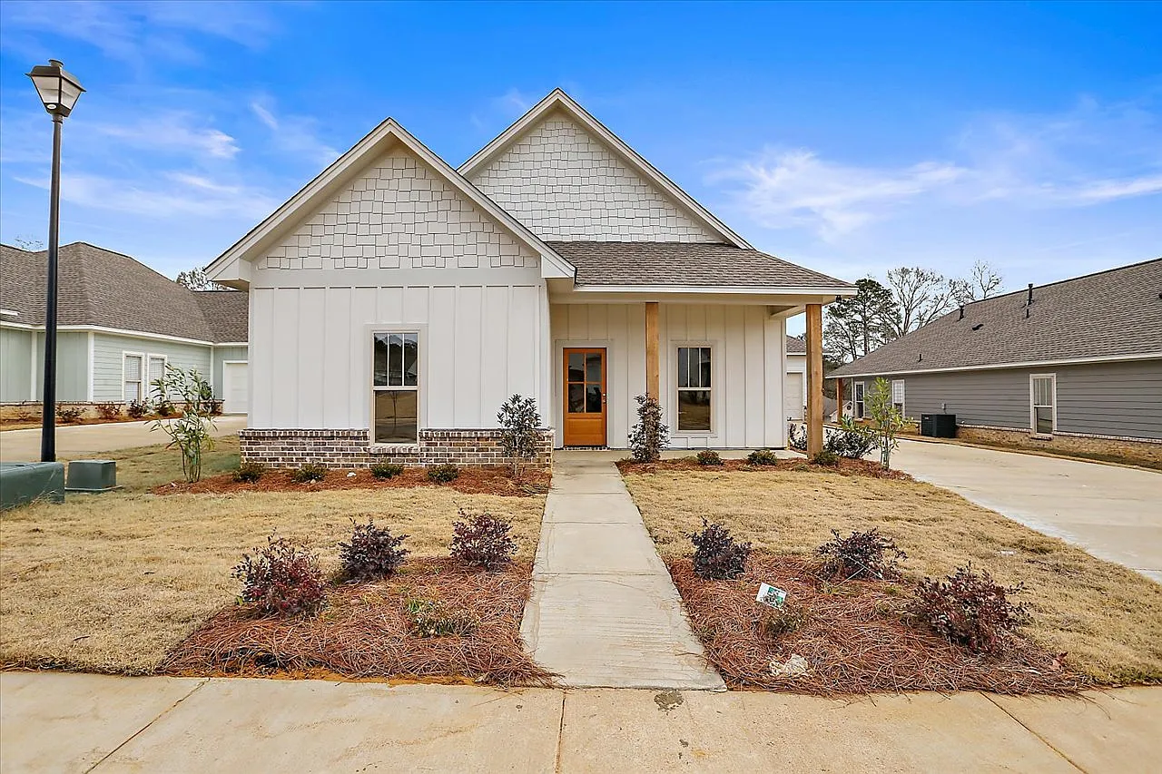 4 bed, 2010 sqft, $2,400 — Photo 1