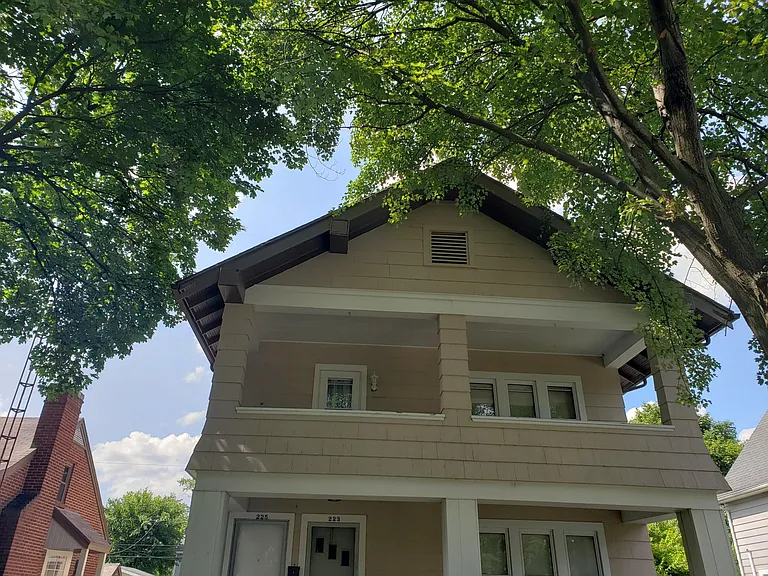 225 W Dudley St — Photo 2