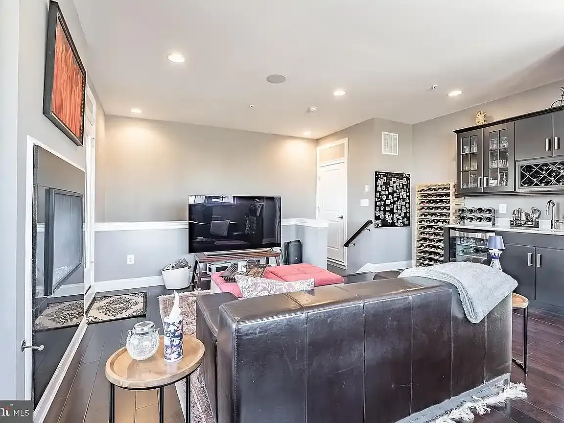 4 bed, 4.5 bath, 4100 sqft, $6,000 — Photo 2