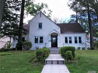 20 Johnstone Rd, Great Neck, NY 11021