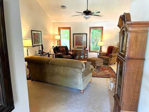 2nd image of 1034 E Republic Cir