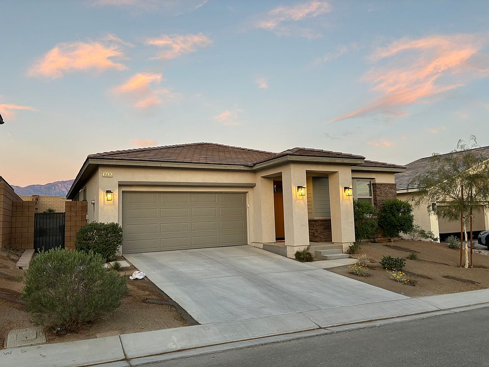 Absolutely gorgeous single-story hoem.