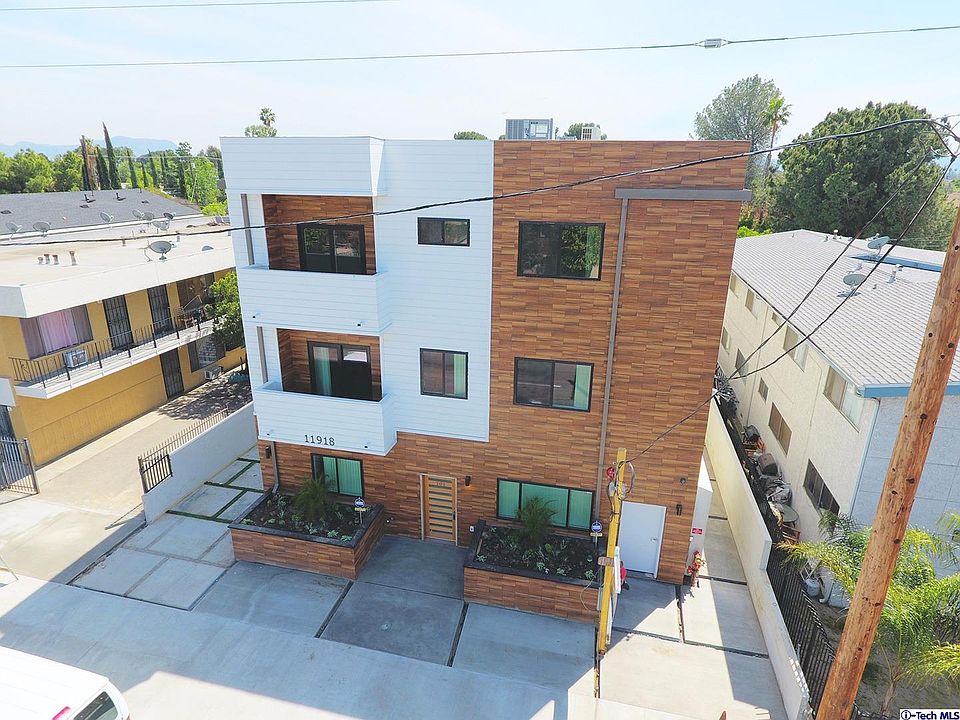 1st image of 11918 Vanowen St