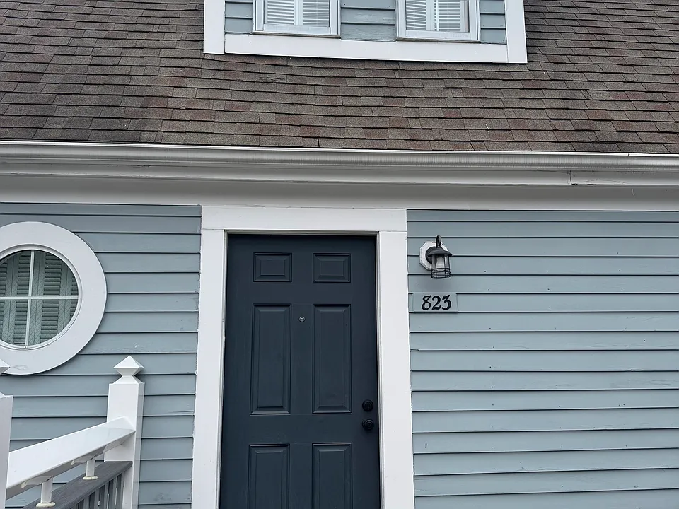 823 Old Pond Ln #823