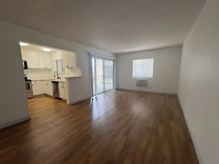 1518 E 3rd St — Photo 20
