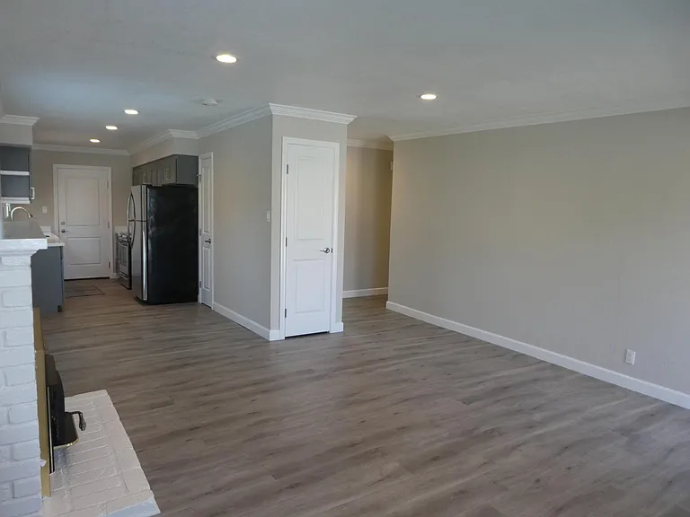 1605 Redwood Ave — Photo 5
