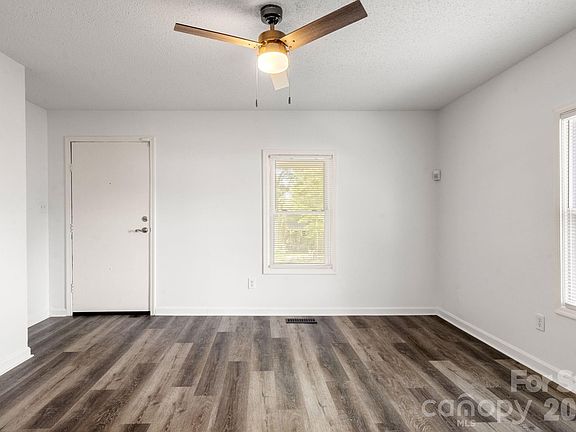 4th image of 609 S Oak St