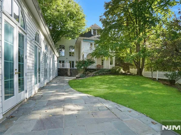 526 Knollwood Road, Ridgewood, NJ 07450