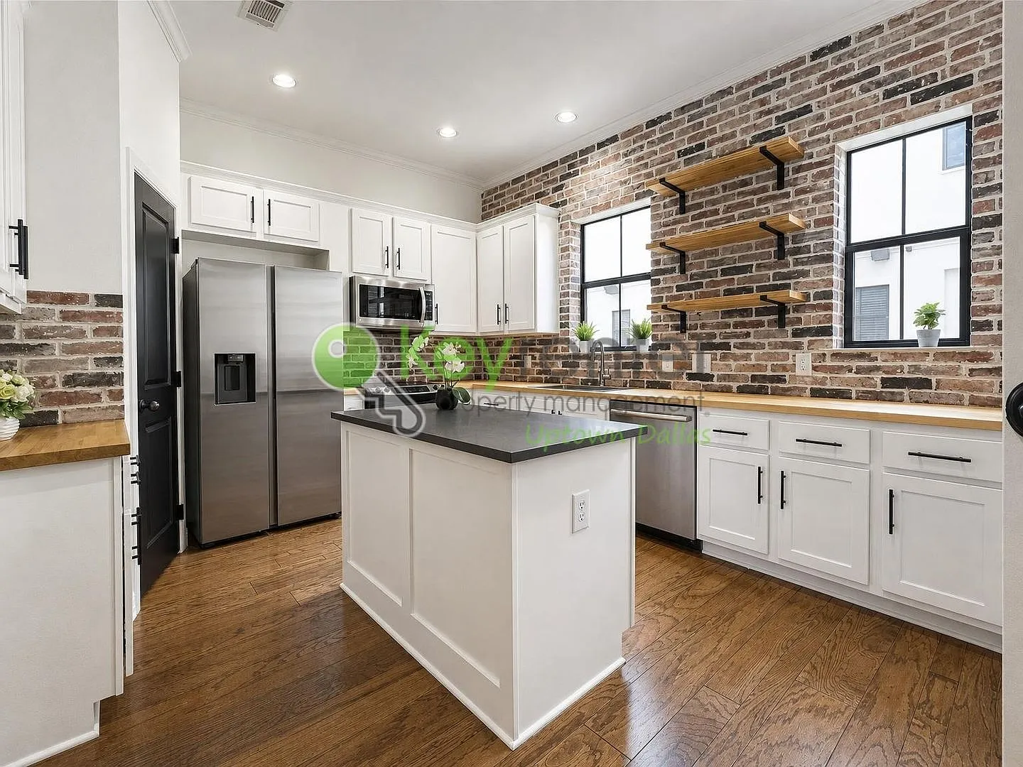 Spacious 2 Bedroom Townhouse w/ Rooftop Dallas Views | 2-Car Garage | Near Exall Park — Photo 3