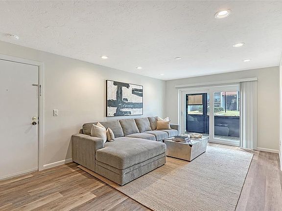 3rd image of 3229 Beneva Rd Unit 101