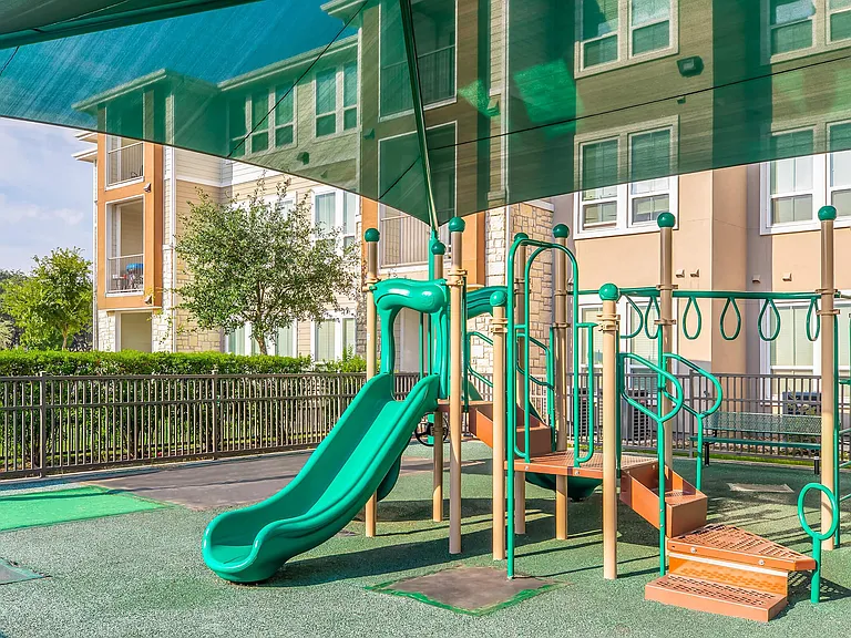Green Oaks Apartments — Photo 10