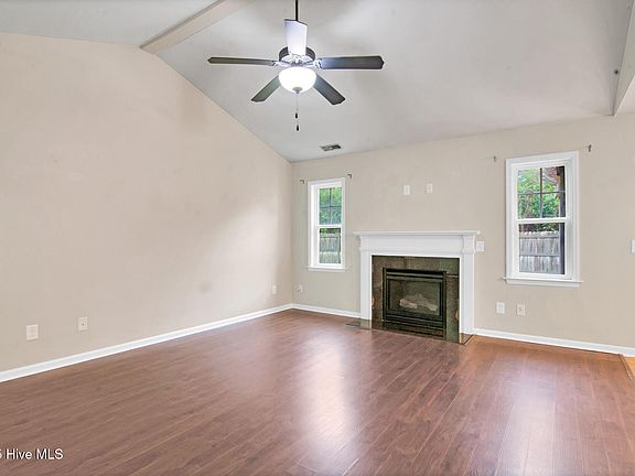 3rd image of 303 Hidden Oaks Dr
