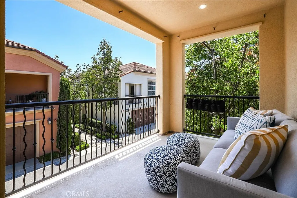 2 bed, 1305 sqft, $4,200 — Photo 4