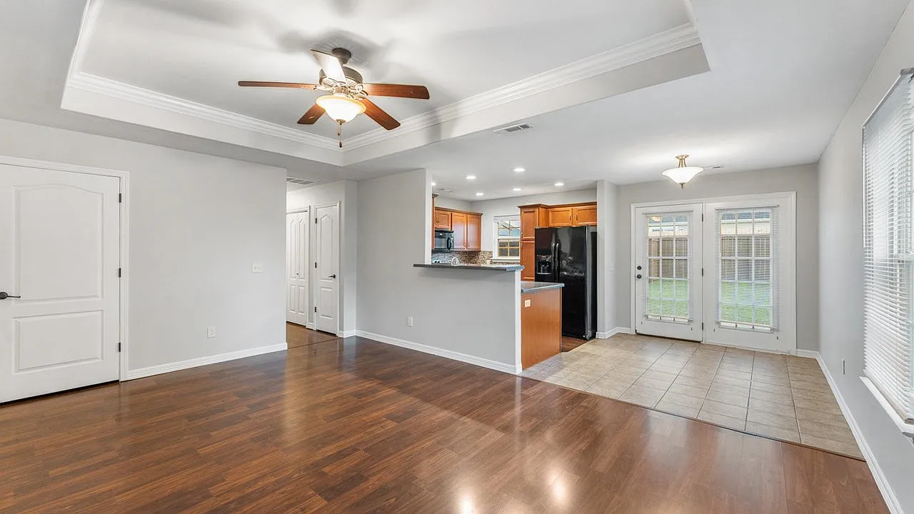3 bed, 2.0 bath, 1128 sqft, $1,395 — Photo 4