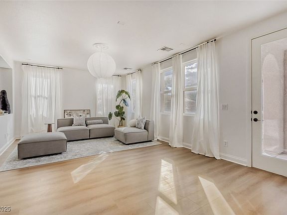 5th image of 545 Ivy Spring St