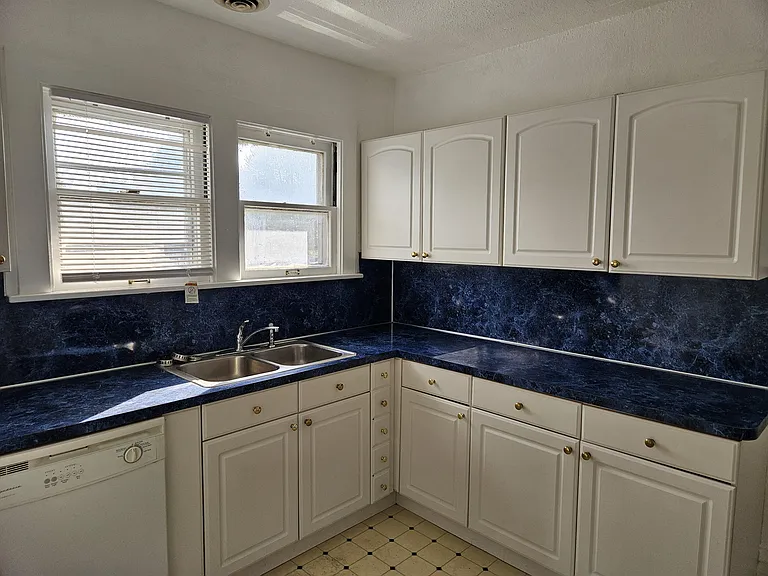 908 Forsythe St — Photo 10