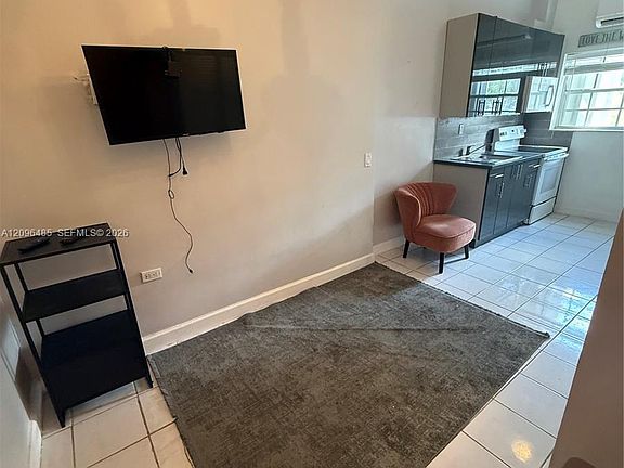 4th image of 1105 NE 119th St APT A