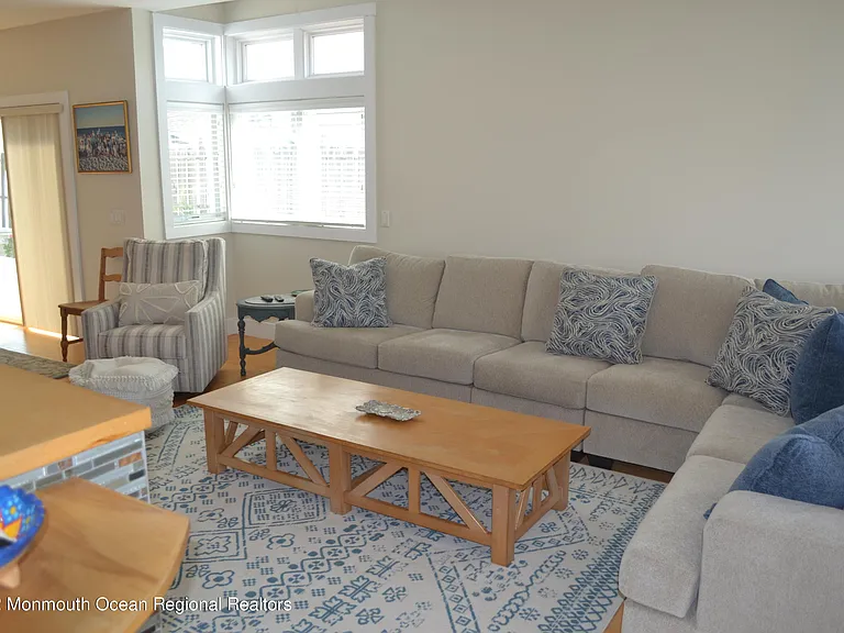 15 Ortley Ave — Photo 9