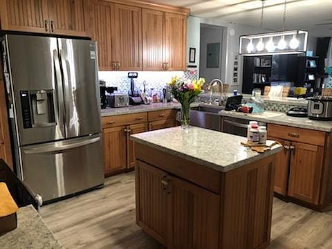 Fully equipped kitchen, quartz countertops, SS sink, DW