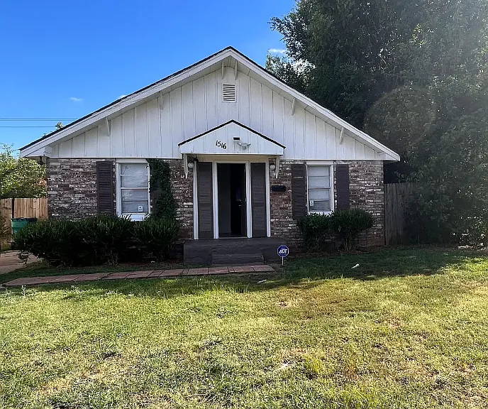 1516 E Madison St — Photo 1