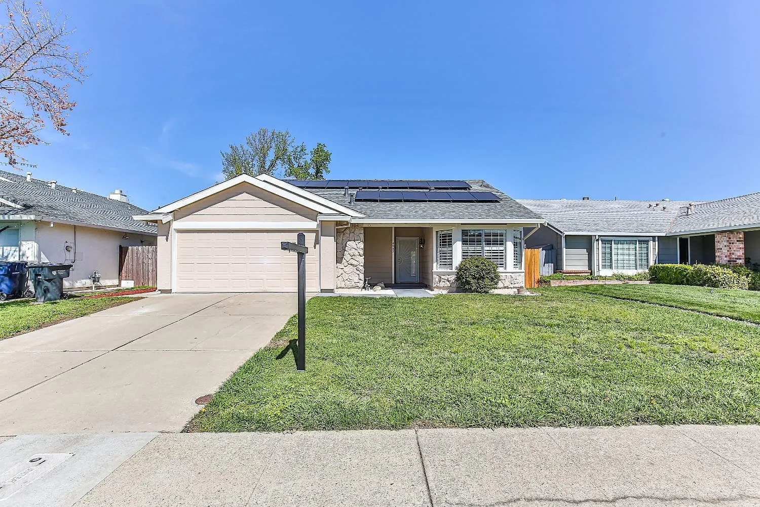 4047 De La Vina Way photo 1