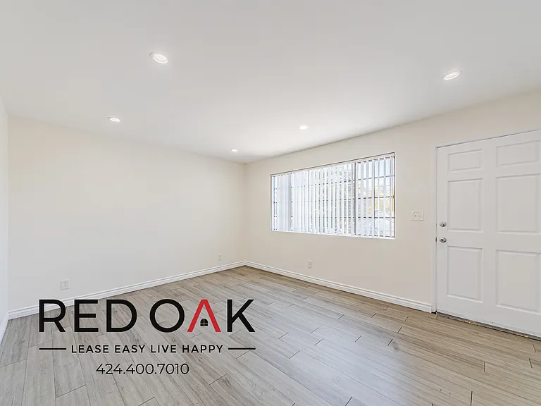 11701 Oxnard St #4 — Photo 1
