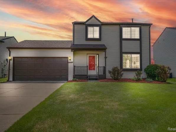 4525 Streamside Trl, Waterford, MI 48329