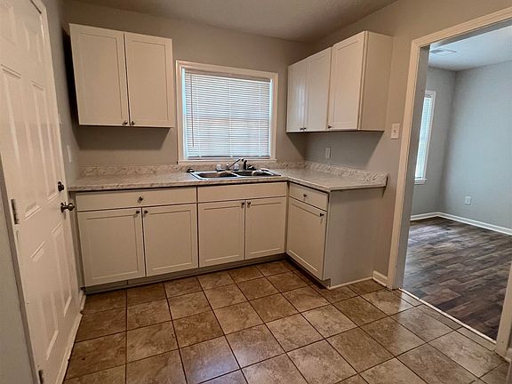 4th image of 3830 Bowen Ave