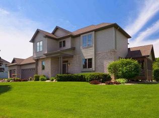 8108 Stone Creek Dr, Chanhassen, MN 55317