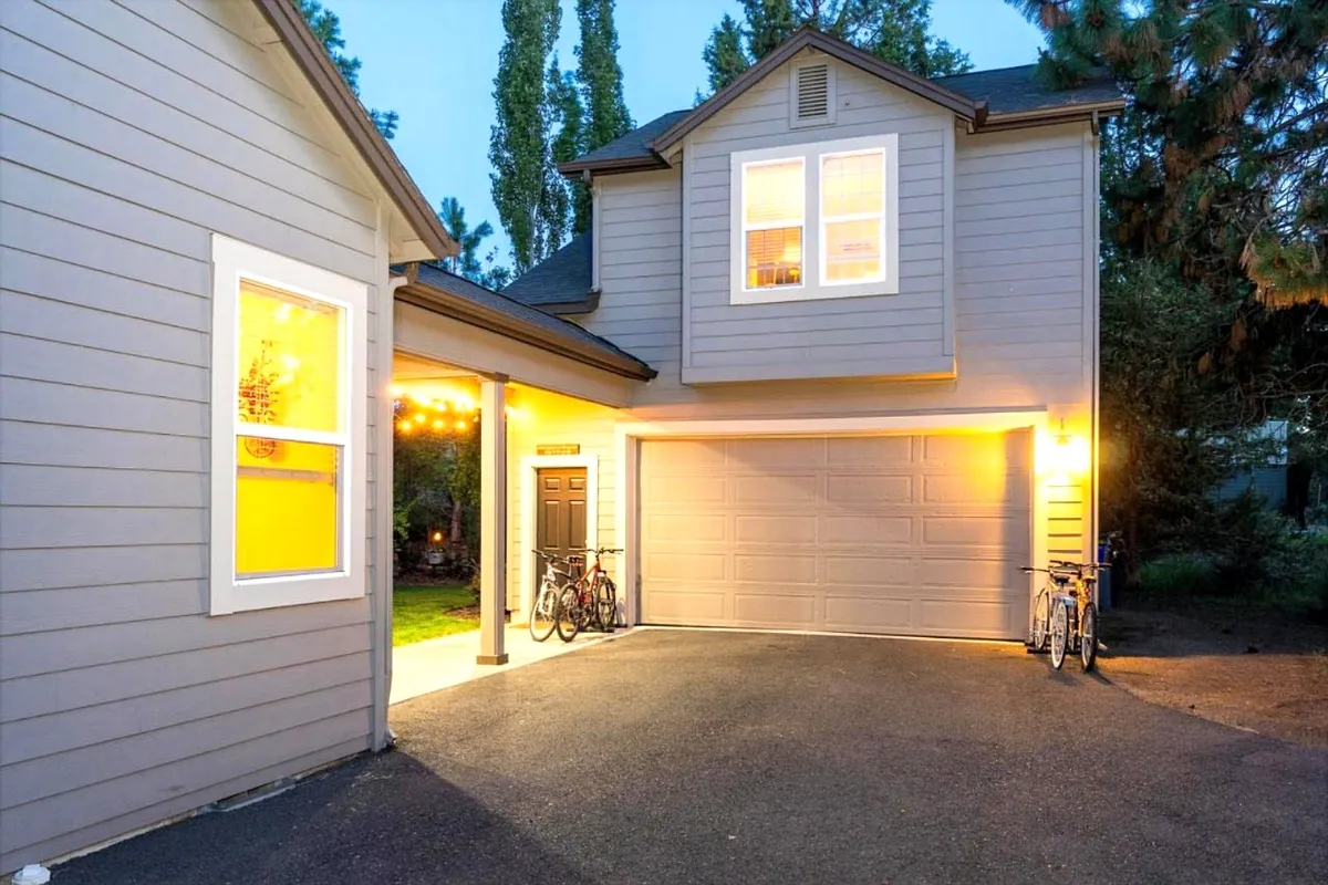 ADU apartment above detached garage - 19487 Blue Lake Loop