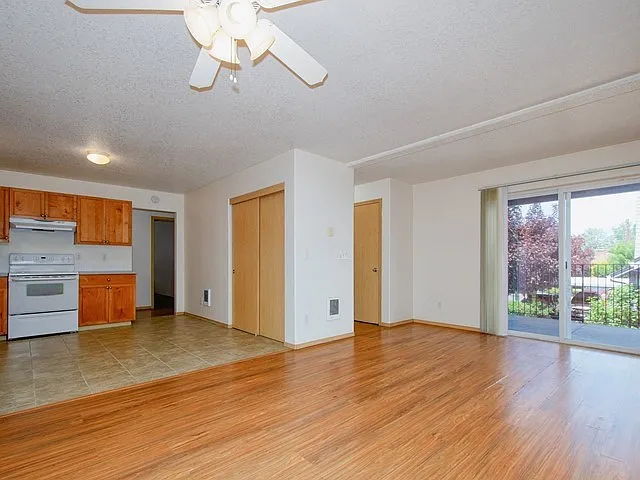 678 SE Hogan Rd #303 — Photo 4
