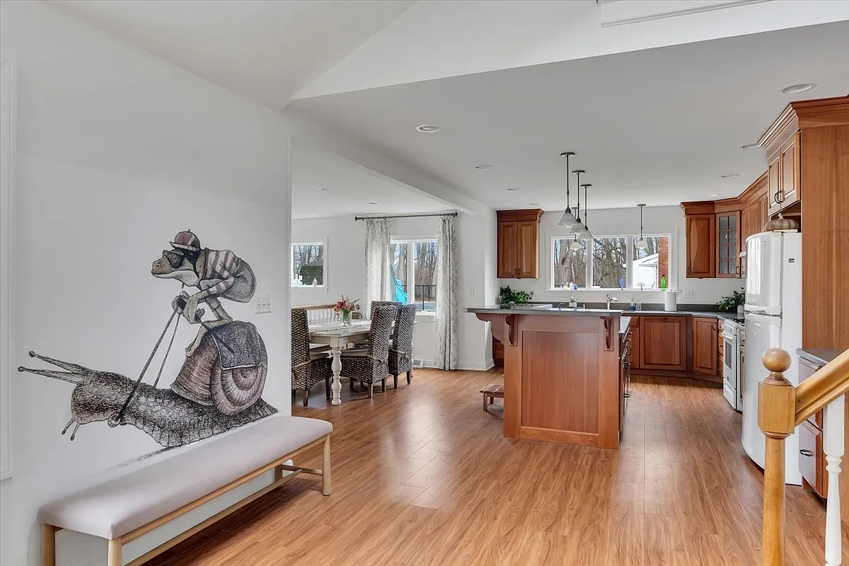 5 bed, 2.5 bath, 3080 sqft, $4,500 — Photo 2