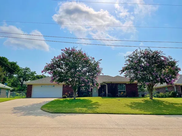 428 Chancellor Dr, Palestine, TX 75803