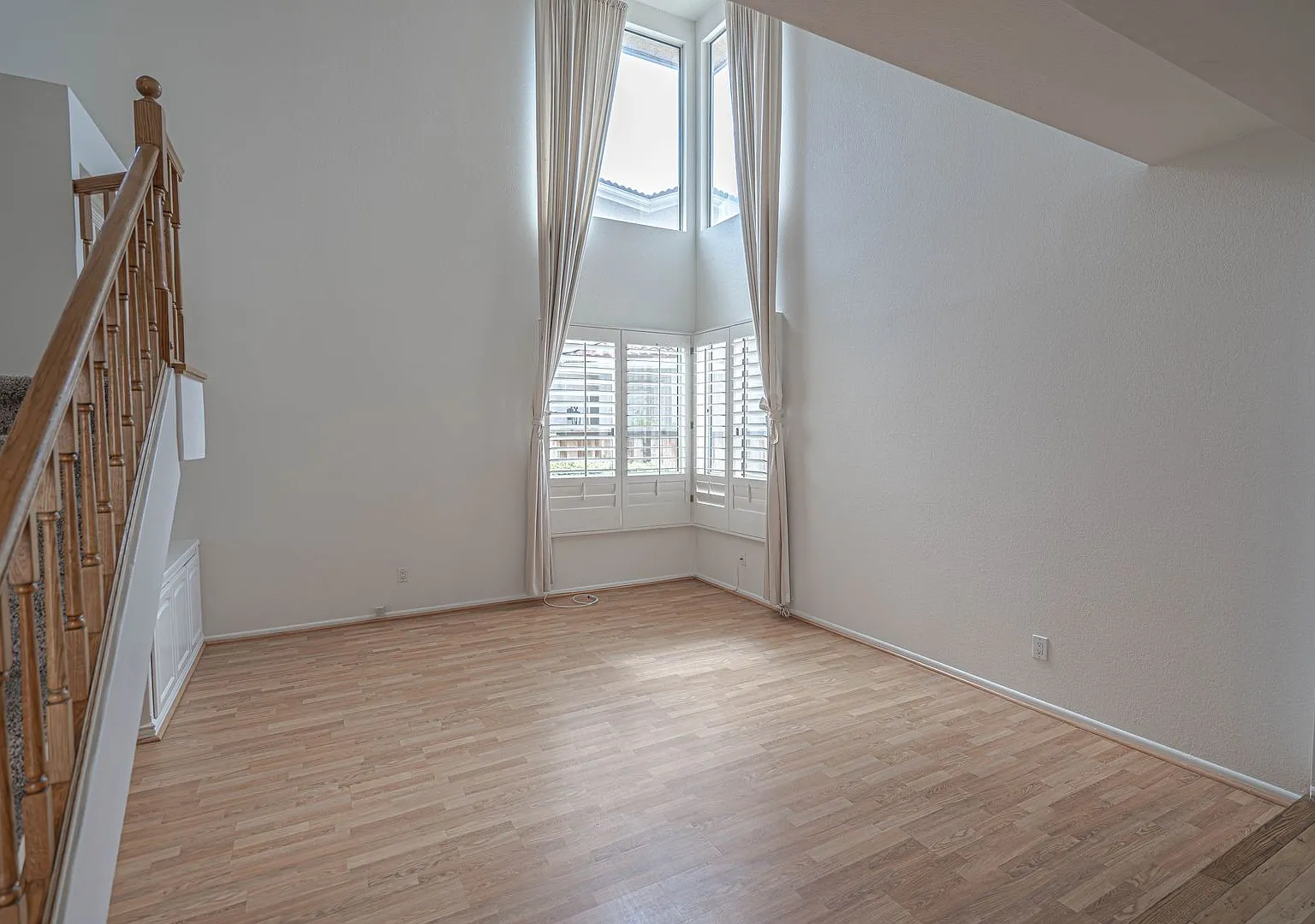 Shangri-La Community cul-de-sac Home for Rent in Canyon Country! — Photo 2