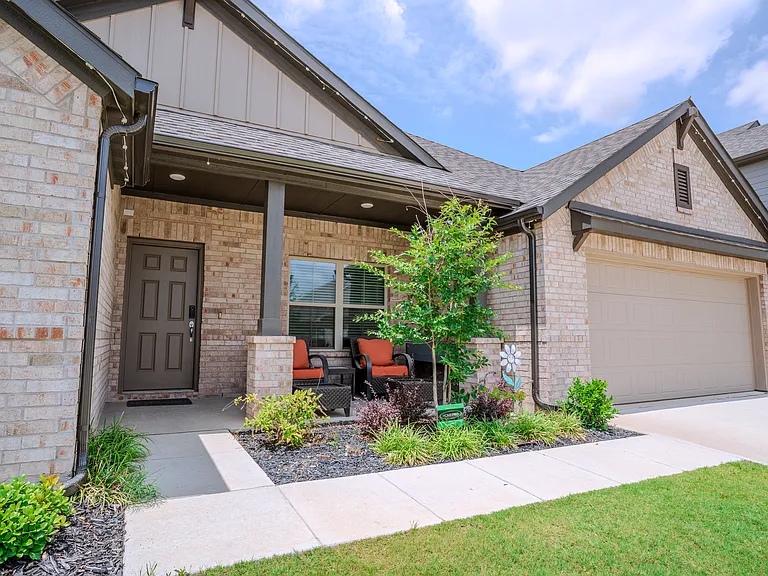404 Eaton Dr — Photo 4