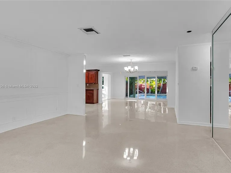 617 NE 2nd Pl — Photo 6