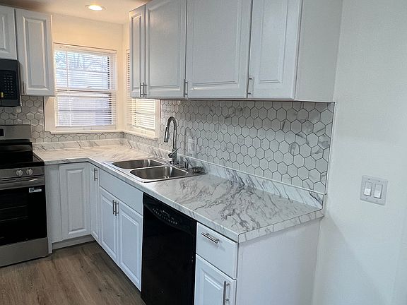 4th image of 3269 S Marion St