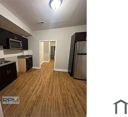 2414 Baker St — Photo 5