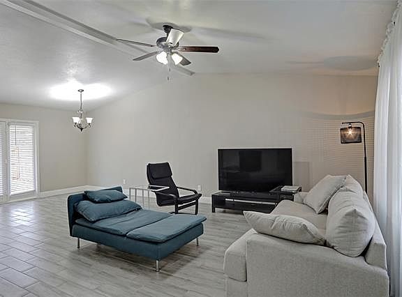 3rd image of 2608 Underwood Ln